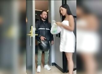 Oups, sa serviette tombe lors d'une livraison !