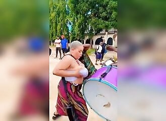 Un spectacle de musique reçoit une invitée très spéciale