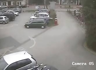 Quand une barrière levante se venge d’une voiture