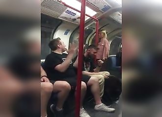 Londres : un emmerdeur se fait brutalement débarquer d’une rame du métro