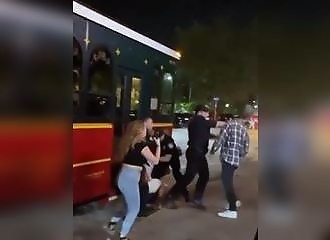 La police détruit les petits curieux du coin !