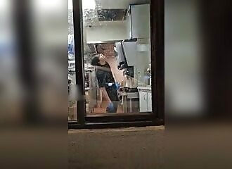 Cet employé a bien du mal à servir les clients !
