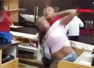 Cette serveuse refuse de se laisser faire dans ce restaurant !