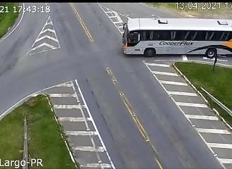 Après avoir heurté une voiture, un camion-citerne percute un bus et déclenche une explosion