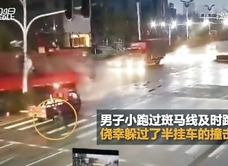 En 4 secondes, il échappe à la mort à deux reprises !