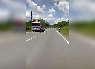 2 gars complètement fous font la course en moto