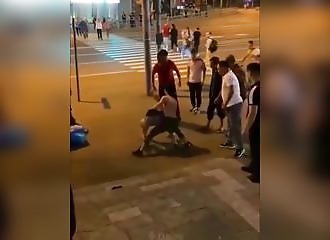 Des nazis russes se font exploser par un groupe de touriste, et sortir un flingue ne les aidera pas