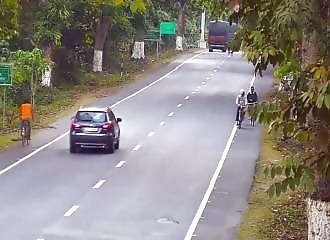 Un cycliste se fait troller par un Leopard