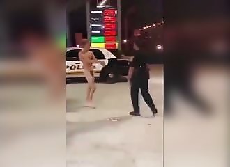 Un gars nu donne du fil à retordre à ces deux policiers