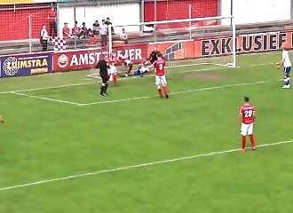 Un arbitre commet une grosse boulette et marque un but (Pays-Bas)