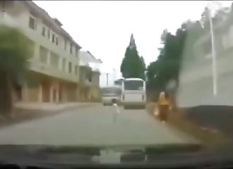 Un enfant teste la fiabilité des freins d’un bus