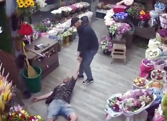 Two thieves are completely destroyed by employees in Russia