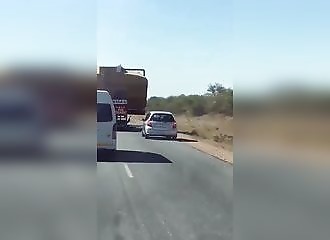 Il tente de doubler par la droite, mauvaise idée !