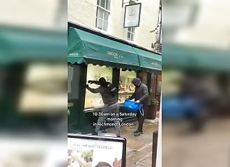 Braquage éclair dans une bijouterie londonienne : ils débarquent au marteau en plein jour