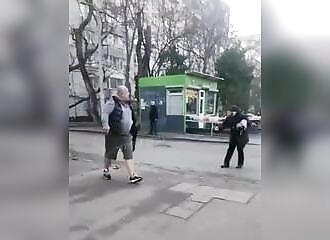 Il tire dans l'oeil d'un homme qui lui lance des cailloux 