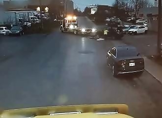 Le conducteur d’une dépanneuse oublie de sécuriser son chargement