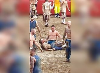 Mélange la boxe et le rugby, cela donne un sport ultra-violent : le calcio florentin