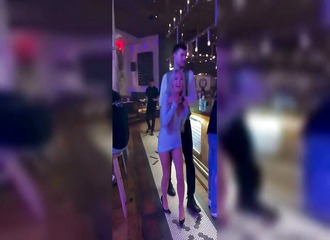 Elle soulève sa jupe en pleine boîte et se fait escorter hors de l'établissement