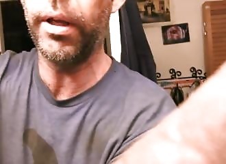 Un homme exhibe son horrible blessure sur le doigt…