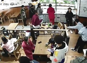 En se servant de la manœuvre de Heimlich, une femme sauve un lycéen qui s’étouffe