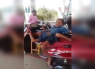 Inde : encore enfants, des jumeaux siamois conduisent une moto