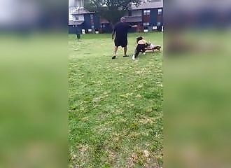 Sa fille se fait dominer lors d'un combat, il sort un flingue