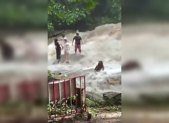 Zone interdite, rochers glissants, saison des pluies : que pouvait-il mal tourner ?