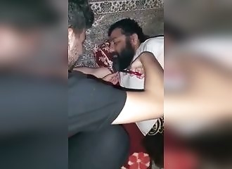 Tailler la barbe de son père pendant son sommeil