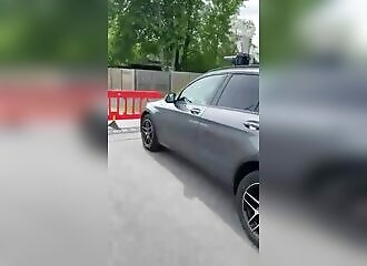 Elle reste dans sa voiture alors qu'un train arrive à grande vitesse !