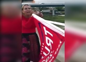 Totalement cinglée, une opposante à Donald Trump soulève sa jupe pour montrer ses fesses