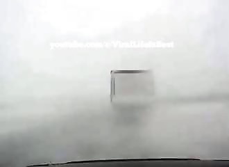 Un camion roule trop vite et lève un voile blanc