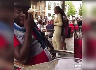 Un groupe de femmes part sans payer, mais oublient des clefs sur la table du restaurant ...