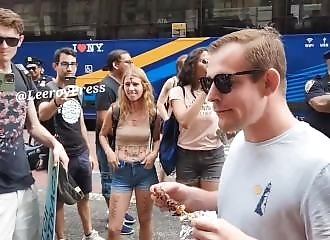 Il mange de la viande devant des extrémistes militant pour la cause des animaux 