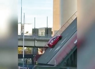Une famille reste coincée sur un pont à bascule