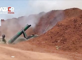 Un soldat frôle la mort en chargeant un canon