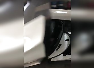 Régis referme la porte papillon d’une voiture de sport