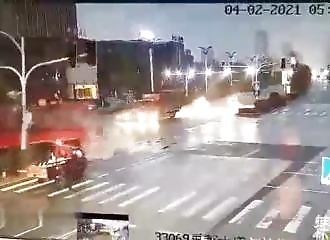 Ce gars sort vivant d'un accident incroyable !