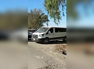 Des manifestants attaquent des véhicules de la police fédérale de l’immigration avec de grosses pierres