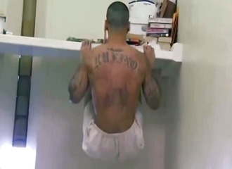 Isolé 23 heures par jour, il continue son entraînement acharné