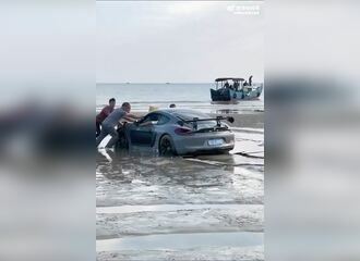 Quand une Porsche se fait piéger sur la plage