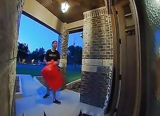 Il insulte sa cliente parce qu’elle lui a donné 5 dollars de pourboire pour une pizza à 20 dollars