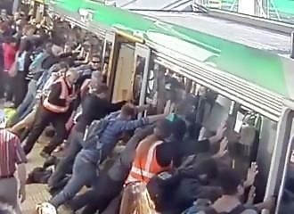 Un homme tombe entre le quai et le train, toute la gare se mobilise pour le secourir (Australie)