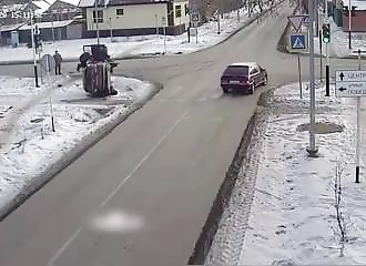 Une voiture grille un feu rouge et provoque un énorme accident