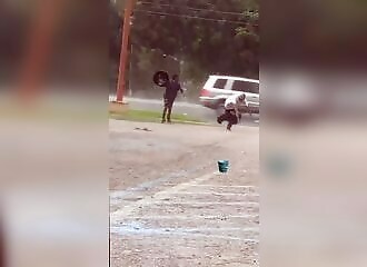 Confronted with a furious man armed with a garbage can, he tries to escape, but his baggy prevents him from doing so!