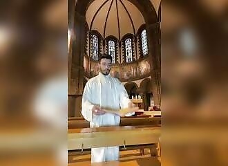 He sings the Koran in a church and provokes a debate