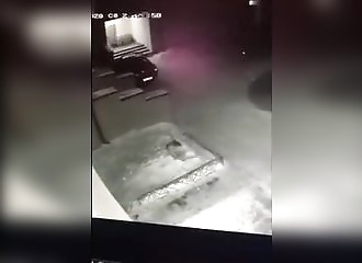 Une fillette tombe par la fenêtre du 4e étage et survit miraculeusement