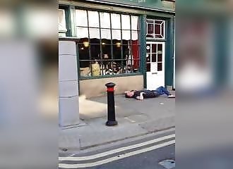 Deux potes bourrés tentent de rentrer chez eux sur une bicyclette à deux places (FAIL)