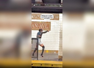 Elle s'échauffe en cuissardes sur le quai du métro