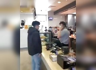 Mc Do se trompe dans sa commande, il casse tout et agresse le personnel