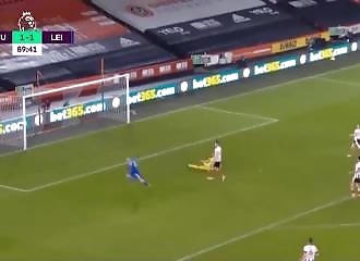 Jamie Vardy accusé d’homophobie après avoir détruit un poteau de corner